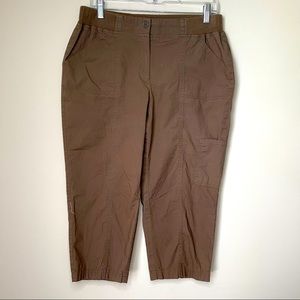 CHICOS BROWN PULL ON LIGHTWEIGHT CROPPED CARGO UTILITY CAPRI PANTS SIZE 6